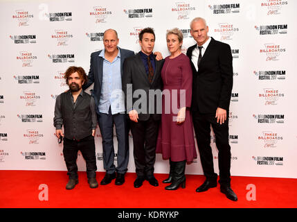 Peter Dinklage (da sinistra a destra), Woody Harrelson, Sam Rockwell, Frances McDormand e Martin McDonagh hanno partecipato alla prima di tre Billboards fuori Ebbing, Missouri, alla gala di chiusura del BFI London Film Festival, presso l'Odeon Leicester Square, Londra. Foto Stock