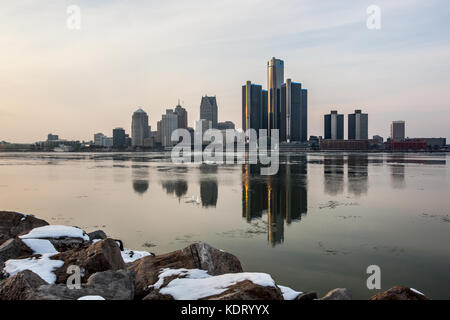 Vista del paesaggio del fiume Detroit nel febbraio 2017 su un inverno mite giorno Foto Stock