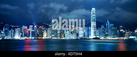 Isola di Hong Kong waterfront di notte, Cina. Foto Stock