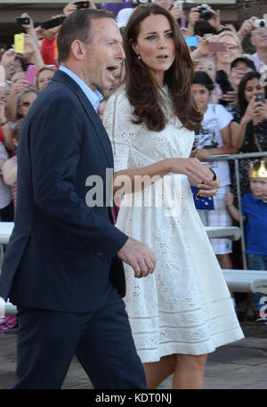 Sydney, AUSTRALIA - 18 APRILE: Catherine, Duchessa di Cambridge e Prince William, Duca di Cambridge si dirigono a Manly Beach insieme al primo Ministro dell'Australia Tony Abbott il 18 aprile 2014 a Sydney, Australia. Il Duca e la Duchessa di Cambridge sono in un tour di tre settimane in Australia e Nuova Zelanda, il primo viaggio ufficiale all'estero con loro figlio, Principe George di Cambridge Persone: Tony Abbott Catherine Duchessa di Cambridge trasmissione Ref: MNCAU1 credito: Hoo-Me.com/MediaPunch ***NO UK*** Foto Stock