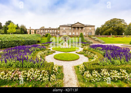 La facciata a sud e giardini di tatton hall nel Cheshire. Foto Stock