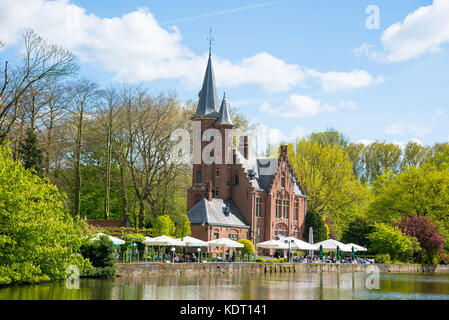 Bruges, Belgio - 17 Aprile 2017: Minnewater castello presso il Lago dell Amore in Bruges, Belgio Foto Stock