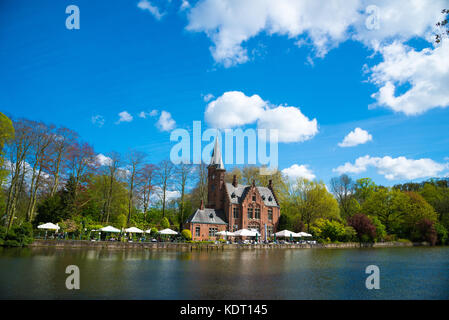 Bruges, Belgio - 17 Aprile 2017: Minnewater castello presso il Lago dell Amore in Bruges, Belgio Foto Stock