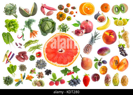 Concetto di cibo sano, vari frutti e verdure mangiare cinque volte al giorno su sfondo withte con grapfruit affettare medio Foto Stock