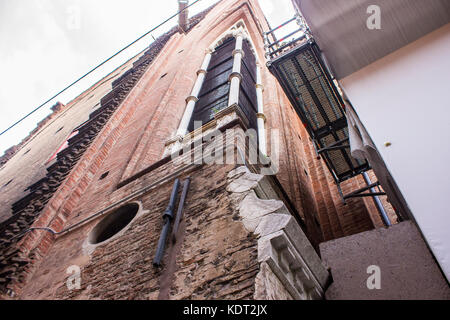 La Basilica di San Petronio, la chiesa principale di Bologna, Emilia Romagna, Italia settentrionale, che domina Piazza maggiore. La decima chiesa più grande del mondo Foto Stock