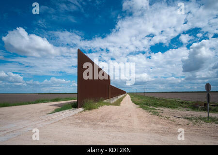 Texas recinzione di confine si trova in cima a una diga vicino al Texas/Messico frontiera. Questa parte del recinto fu costruito durante il George Bush era. La recinzione e dik Foto Stock