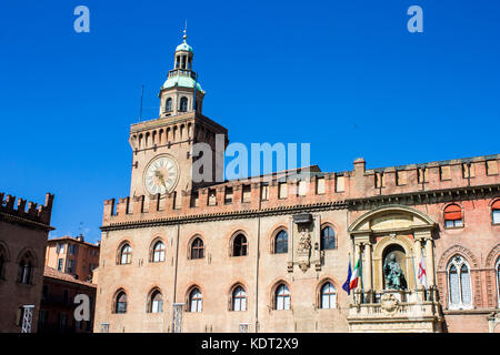 Il palazzo d'Accursio o palazzo comunale, un palazzo situato in piazza maggiore a bologna, Italia, una volta che la città del municipio Foto Stock