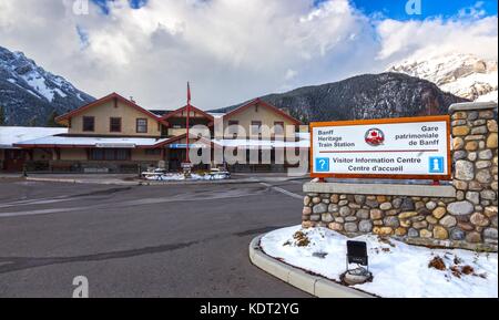 Edificio storico della stazione ferroviaria esterno della fermata della ferrovia Rocky Mountaineer Pacific Railway. Parco nazionale di Banff, paesaggio delle Montagne Rocciose, Alberta, Canada Foto Stock