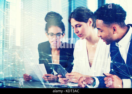 Commercianti in ufficio con effetto di rete. concetto di partnership e il lavoro di squadra Foto Stock