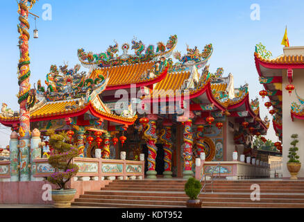 Il vecchio tempio Cinese alla mattina di sole a Mae Sot, provincia di Tak, occidentale della Thailandia. Foto Stock