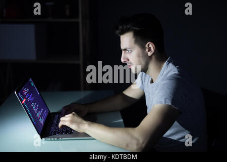 Singolo computer solitario hacker che lavora nel buio commettere un reato Foto Stock