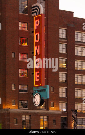 Segnaletica al neon al Ponce City Market nel quartiere Old Fourth Ward di Atlanta, Georgia. (USA) Foto Stock