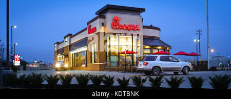 I clienti che arrivano prima dell'alba per colazione al Pulcino-fil-a, America's top-rated una catena di fast food. (Usa) Foto Stock