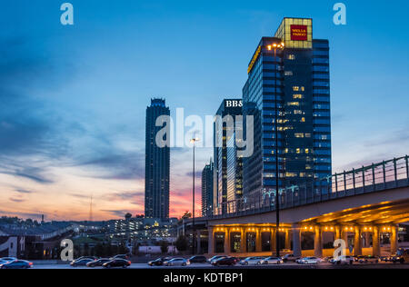 Wells Fargo building all'Atlantic Station in Midtown Atlanta, Georgia che si affaccia sulla I-75/85 Downtown connettore. (USA) Foto Stock