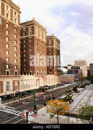 Syracuse, New York, Stati Uniti d'America. Ottobre 15, 2017. L'ingresso al Marriott Syracuse, formalmente lo storico Hotel Siracusa e la vista del sud di Warren S Foto Stock