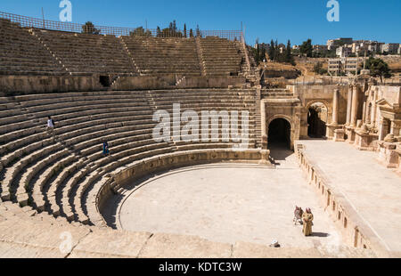 Posti a sedere nel sud anfiteatro teatro nella città romana di Jerash, antica Gerasa, sito archeologico, Giordania, il Medio Oriente e con il musicista arabo Foto Stock