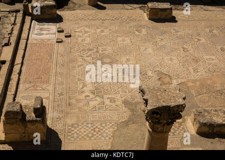 Pavimento bizantino mosaico nella chiesa dei Santi Cosma e Damiano, città romana di Jerash, antica Gerasa, sito archeologico nel nord della Giordania, Medio Oriente Foto Stock