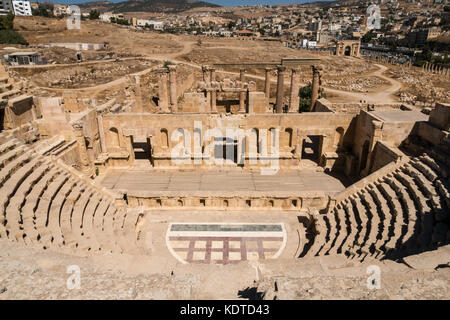 Vista dalla cima del Nord Teatro anfiteatro, città romana di Jerash, antica Gerasa, sito archeologico nel nord della Giordania, Medio Oriente Foto Stock