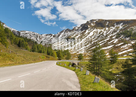 Paesaggio di montagna Grossglockner Strada alpina nelle Alpi austriache, vicino a Kaiser Franz Josef glacier. Foto Stock