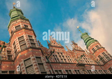 Gdansk, Polonia - 12 dicembre 2015: le facciate storiche di grande armeria tenement house in Gdansk, Polonia. Foto Stock