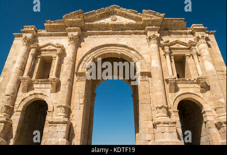 L'Arco di Adriano porta, all'estremità meridionale della città romana di Jerash antica Gerasa, un sito archeologico e di attrazione turistica, Giordania, Medio Oriente Foto Stock