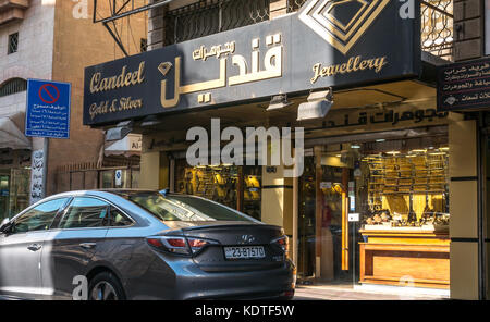 Gioiellerie nella parte vecchia di Amman, Jabal Amman, Giordania, Medio Oriente, con gioielli in oro che viene visualizzato nella finestra Foto Stock