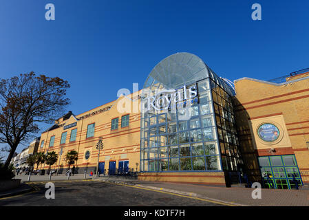 Centro commerciale Royals a Southend on Sea, Essex. Ingresso con vetri. Debenhams Foto Stock