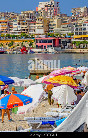 Saranda Albania spiaggia con ombrelloni bianchi e dello skyline della città, Sarande, Contea di Valona, Albania. Foto Stock