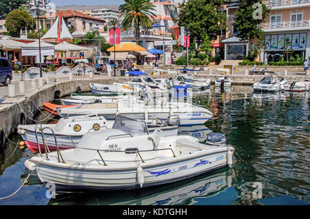 Marina con barche accanto al lungomare, Saranda, Sarande, Contea di Valona, Albania. Foto Stock