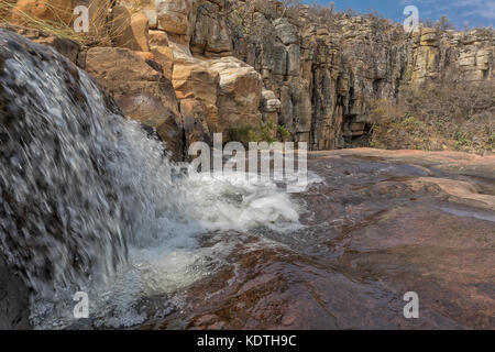 Cascate con rocce nel canyon di leba. angola. lubango. Foto Stock