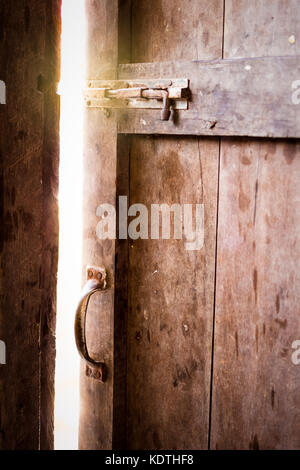 Vecchia camera oscura con brillanti porta chiusa. Foto Stock