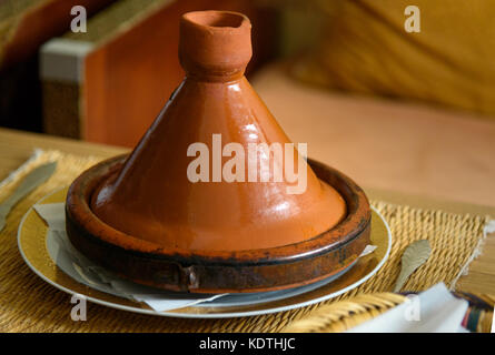Tagin sul tavolo in Marocco. Marocchino tradizionale ceramica Piatto per tajine Foto Stock