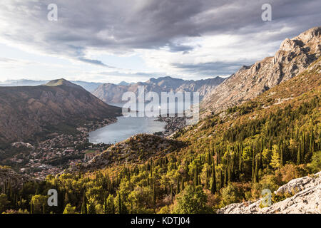 Splendida vista della Baia di Kotor in Montenegro nei Balcani, Europa sud-orientale Foto Stock
