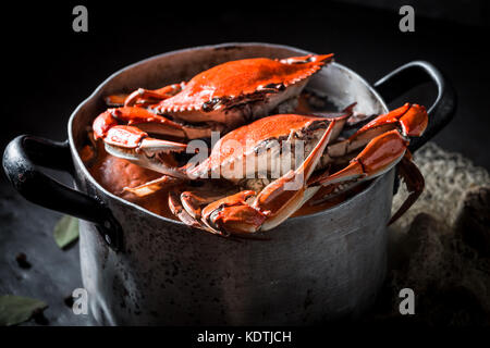 Ingredienti per il granchio fatti in casa in una vecchia pentola di metallo Foto Stock