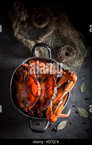 Ingredienti per un granchio gustoso in una vecchia pentola di metallo Foto Stock