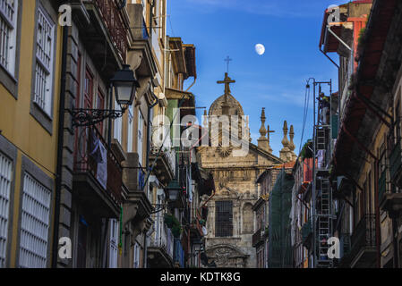 18 ° secolo la Chiesa Parrocchiale di nostra Signora di Vitoria (Igreja de Nossa Senhora da Vitoria) a Porto in Portogallo. Vista da Rua de Sao Miguel Foto Stock