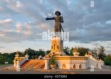 Royal statua del re chao anouvong (xaiya setthathirath v) situato sul fiume Chao anouvong park, capitale Vientiane, Laos Foto Stock