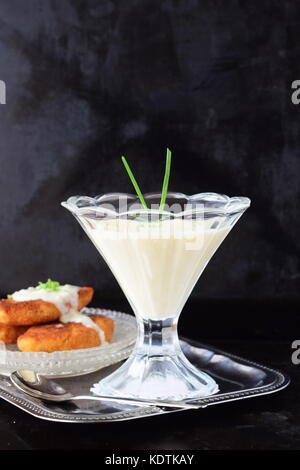 Semplice e facile per cucinare a base di latte in salsa un bicchiere su un vassoio di metallo cibo sano concetto Foto Stock