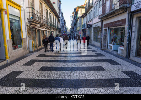 Rua de Cedofeita strada pedonale nella città di Porto sulla penisola iberica, la seconda città più grande del Portogallo Foto Stock