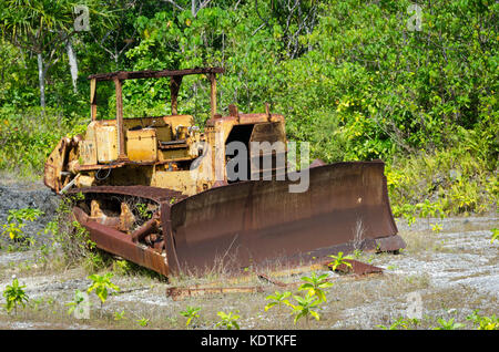 Abbandonato un bulldozer, Liku, Niue, Sud Pacifico Foto Stock