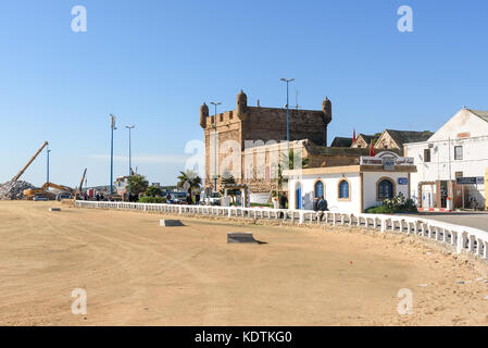 Essaouira, Marocco - 31 dicembre 2016: vista sul porto e la cittadella dalla spiaggia Foto Stock