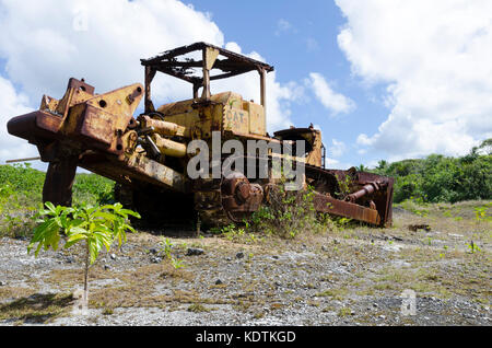 Abbandonato un bulldozer, Liku, Niue, Sud Pacifico Foto Stock