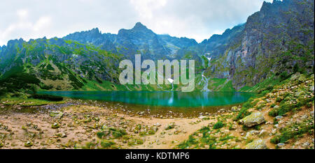 Il lago in montagna. czarny staw in tatry. Foto Stock