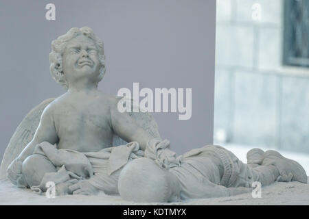 Roma, Italia. Xvi oct, 2017. una statua di marmo raffigurante la tragedia della migrazione donato da Papa Francesco durante la sua visita alle Nazioni unite il Cibo di ed Organizzazione di Agricoltura (FAO) Sede in occasione della Giornata mondiale dell'alimentazione in italia a Roma il 16 ottobre 2017. la statua commemora aylan kurdi, il 3-year old boy di rifugiati sono annegati nel settembre 2015 mentre attraversano il mar Mediterraneo. Credito: Giuseppe ciccia/Pacific press/alamy live news Foto Stock