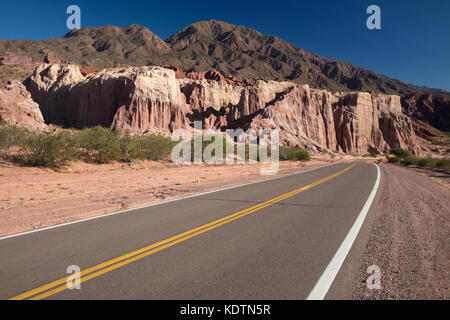 La strada verso il basso la quebrada de la conches, Valles Calchaquies, provincia di Salta, Argentina Foto Stock