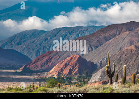 La prima luce sulle colline della Quebrada de Humahuacha nr Maimara, provincia di Jujuy, Argentina Foto Stock