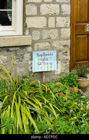 Un dipinto a mano segno dicendo tenere Ryedale Rural - No Fracking; in un giardino frontale in North Yorkshire villaggio di Hovingham, REGNO UNITO Foto Stock