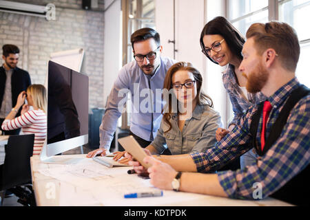 Un gruppo di giovani architetti con tavoletta digitale Foto Stock