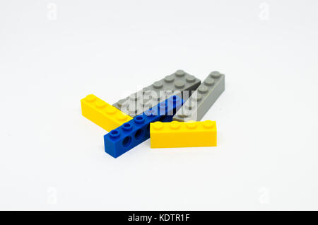 Giocattolo multicolore brick/blocco in plastica isolato su uno sfondo bianco Foto Stock