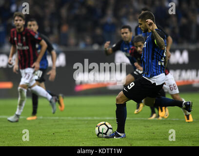 Milano, Italia. 15 ottobre 2017. Andrea Icardi (R) dell'Inter Milan segna il suo terzo gol durante la partita di calcio di serie A tra Inter Milan e AC Milan a Milano, in Italia, il 15 ottobre 2017. L'Inter Milan ha vinto 3-2. Crediti: Alberto Lingria/Xinhua/Alamy Live News Foto Stock